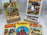 un tas de bandes dessinées et de livres posés sur une table