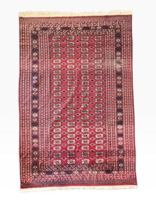 un tapis rouge et noir à motifs