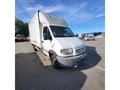 une photo d'un camion blanc garé sur un parking