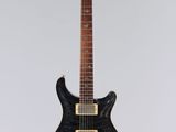 une guitare électrique suspendue à une ficelle sur un mur blanc