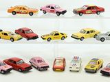 de nombreuses petites voitures exposées sur une étagère