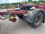 une image d'un camion avec un tuyau fixé à l'arrière