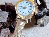 une montre posée sur un morceau de tissu