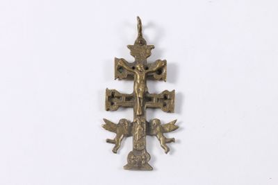 une image représentant une croix ornée d'anges, sur un fond blanc