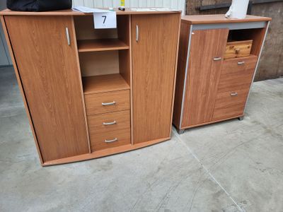 deux armoires et une commode dans la pièce