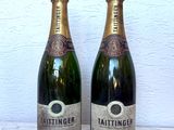deux bouteilles de champagne posées l'une à côté de l'autre sur une table