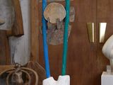 un vase contenant deux brosses à dents, posé sur une table