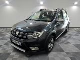 une photo d'une Dacia noire garée dans une pièce