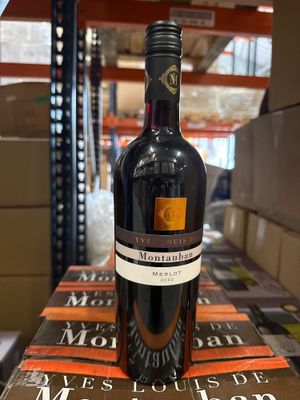 une bouteille de vin posée sur une boîte