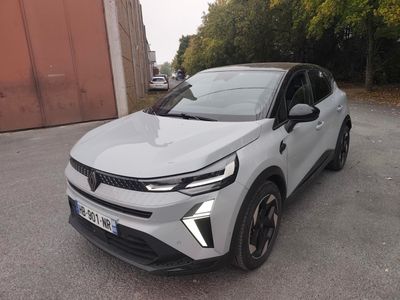la voiture blanche est garée sur le côté de la route