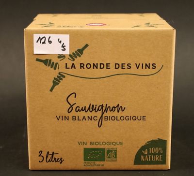 une photo d'une boîte de vin posée sur une table