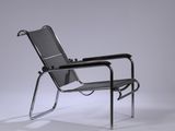 une image représentant une chaise noire et chromée sur fond blanc