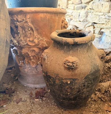 deux grands vases posés l'un à côté de l'autre par terre
