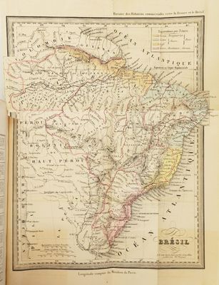 une vieille carte de l'Amérique du Sud, avec un livre ouvert sur une page où figure une carte