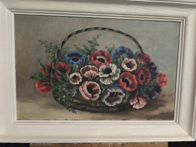tableau représentant un panier de fleurs posé sur une table, dans un cadre blanc