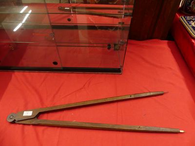 une vitrine en verre sur laquelle sont posées deux battes de baseball