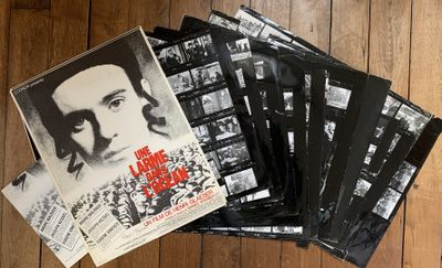 une pile de livres posée sur un plancher en bois, à côté d'un plancher en bois
