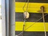 mur de garage rayé de jaune et de noir, sur lequel sont posés des outils