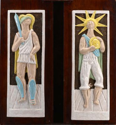 deux plaques en bois représentant un homme et une femme tenant des battes de baseball et une balle
