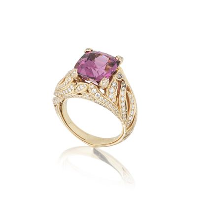 une bague en tourmaline rose et diamant