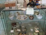 une vitrine en verre contenant de nombreux objets en verre