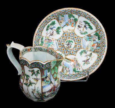 une tasse et une soucoupe posées à côté d'une assiette sur une table