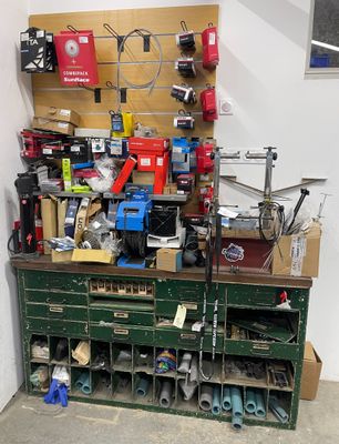 un établi avec de nombreux outils
