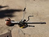 un vélo avec un ballon de basket sur le guidon, garé dans la rue