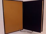 un livre noir à la couverture marron et un livre noir à la couverture marron