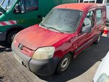 une camionnette rouge garée à côté d'un camion vert