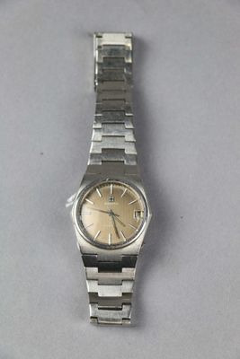 une photo d'une montre posée sur une table