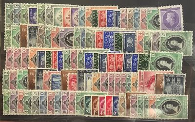 une vitrine sur laquelle sont exposés de nombreux timbres différents