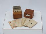 un jeu de cartes et un jeu de cartes posés sur une table