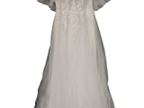 une robe de mariée blanche posée sur un présentoir pour mannequin