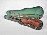 un violon dans un étui avec un archet à l'intérieur