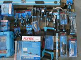 de nombreux outils différents posés sur une palette