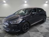 une voiture noire est garée sur le sol en damier d'un garage