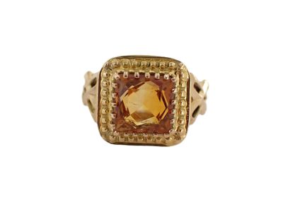 une image d'une bague en or avec une grande pierre de citrine