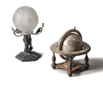 deux globes miniatures posés côte à côte sur un socle