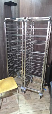 une photo représentant un rayonnage métallique avec une chaise devant