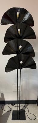 une lampe posée sur un support dans une pièce