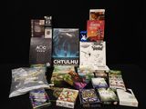 beaucoup de jeux et de livres sur la table
