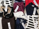 un tas de vêtements posés sur une table