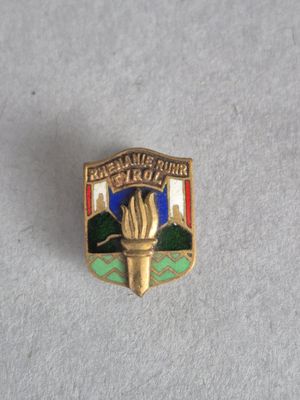 gros plan d'un badge sur une surface blanche