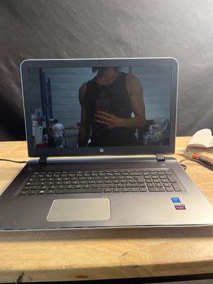 un ordinateur portable posé sur une table avec une souris