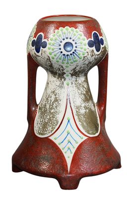 un vase rouge orné d'un motif floral