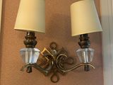 deux lampes accrochées au mur l'une à côté de l'autre