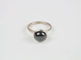une bague en argent avec une pierre noire au centre