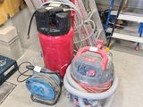 Il y a de nombreux types d'outils et de matériel dans ce garage