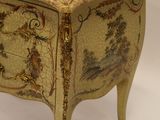 une petite commode ornée d'un motif d'oiseau